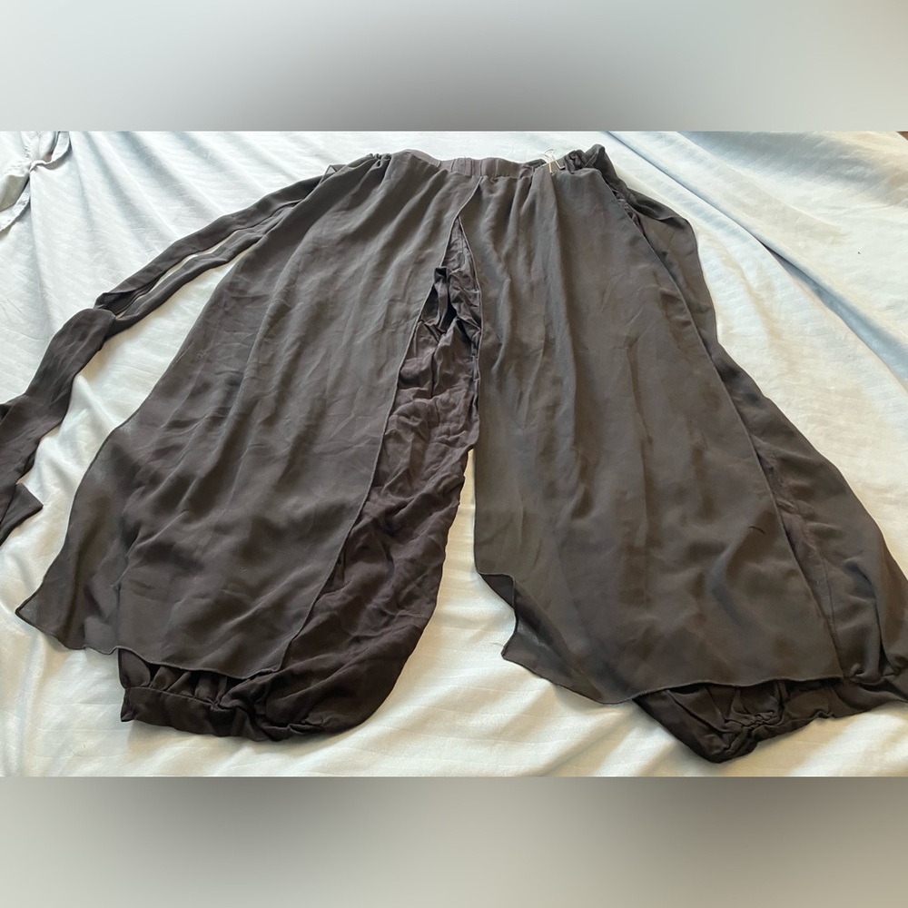 NWOT Beautiful Blk Pants w/ Sheer Flowy Panels M